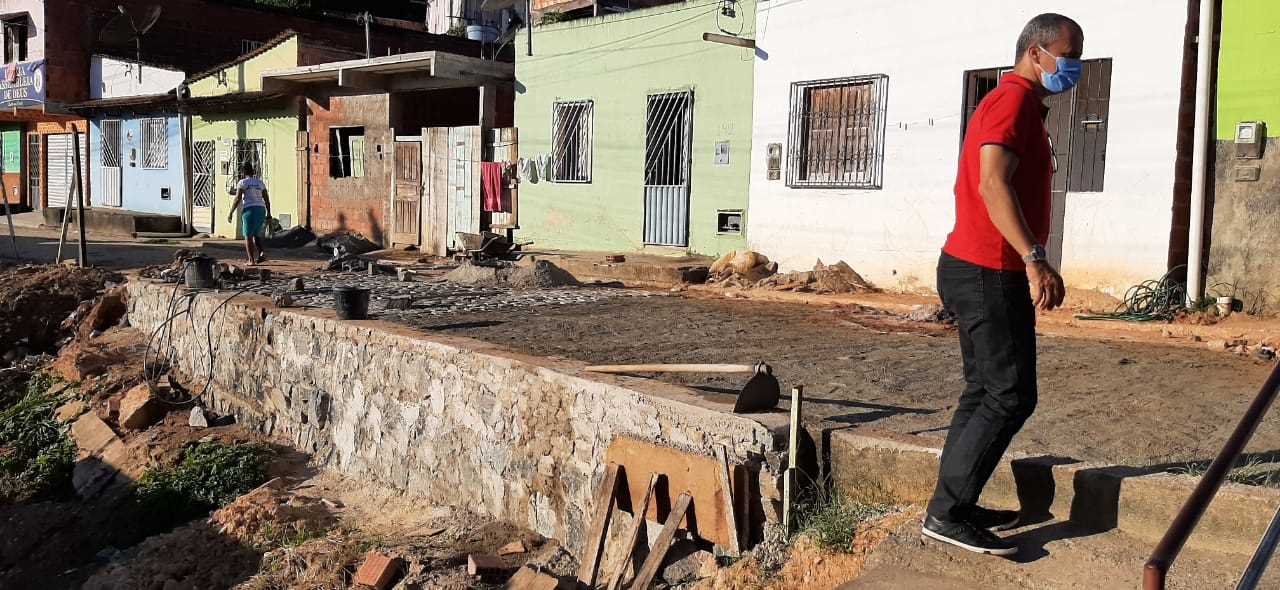 Secretaria de Obras conclui calçamento da rua da Jaqueira e recupera muro e rua na Getúlio Vargas